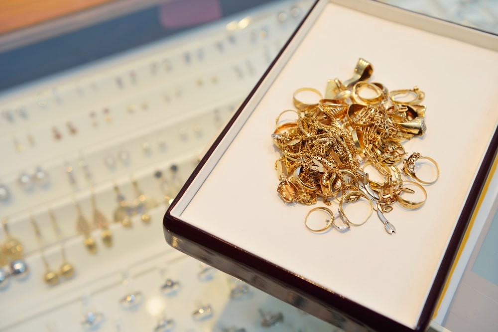 5 Reasons why you should buy jewelry from a Pawn shop.